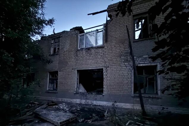 Оккупанты ударом по жилому дому в Донецкой области убили пенсионера и его дочь, еще два человека ранены. Фото