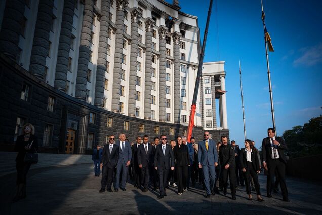 'Россия не хочет мира': чиновники показали иностранным дипломатам поврежденное здание Кабмина в Киеве. Фото