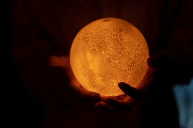 Як місячне затемнення вплине на Росію: санкції, заборони та розруха