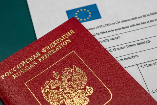 Російський паспорт і документи на візу в ЄС. Ілюстрація