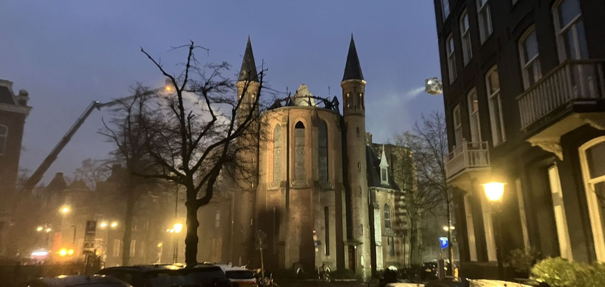 Пламя быстро охватило шпиль: в Амстердаме вспыхнула церковь Вонделкерк, построенная в 1872 году. Видео