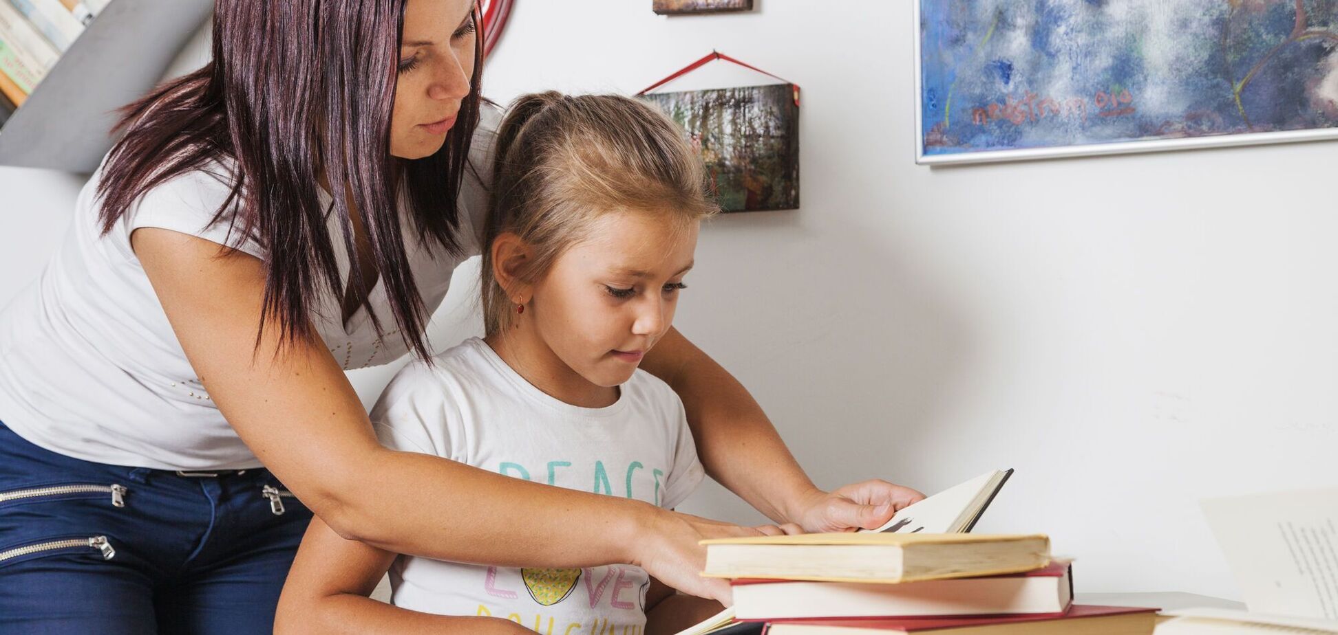 'Ви не повинні вирішувати – це завдання для дитини'. Мама школярки поскаржилась на програму 'Інтелект' для 2 класу: її розкритикували