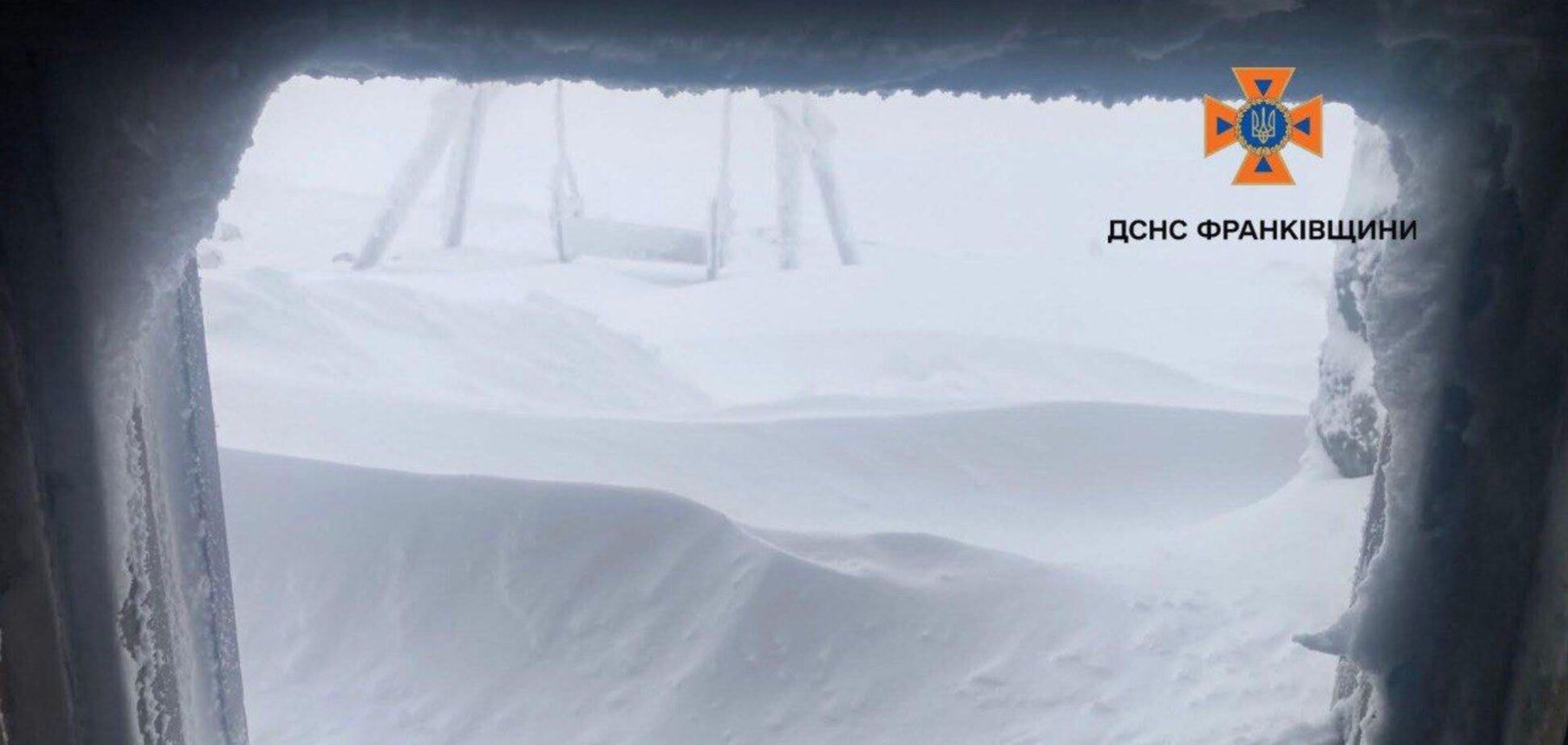 Перемети снігу і 18 градусів морозу: рятувальники розповіли, яка погода панує в Карпатах