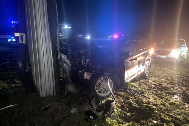 На Одещині авто влетіло в бетонну стелу: загинуло 3 особи. Фото