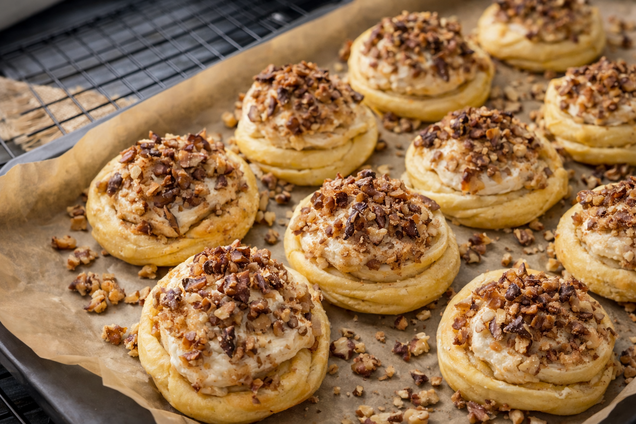 Идеильно к чаю или кофе: как приготовить домашнее ореховое печенье из слоеного теста