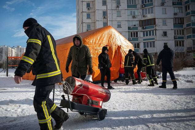 В Україні розгорнули майже 7 тисяч пунктів незламності: як їх знайти за допомогою смартфону. Фото