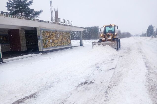 Зимова негода в Україні: у Мінрозвитку розповіли про ситуацію на дорогах державного значення