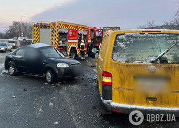 В Киеве столкнулись микроавтобус и легковушка: одного из водителей из авто доставали спасатели. Фото и видео