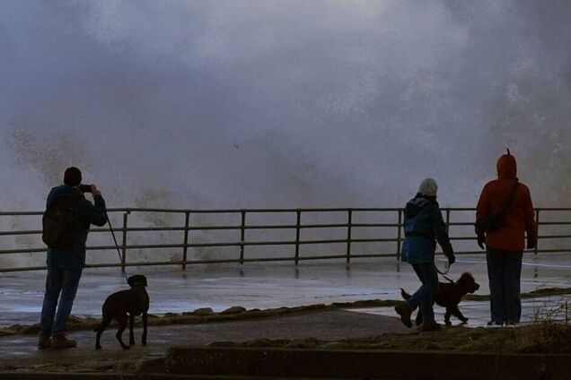 У Європі вирує зимовий шторм: понад 10 людей загинуло, сотні тисяч будинків знеструмлено. Відео