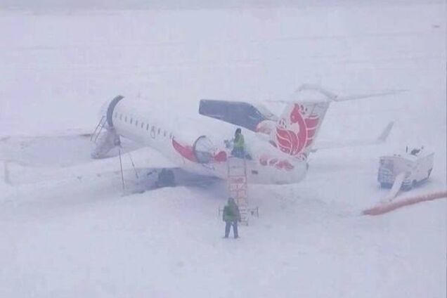 У Росії в аеропорту літак застряг у купі снігу. Фото