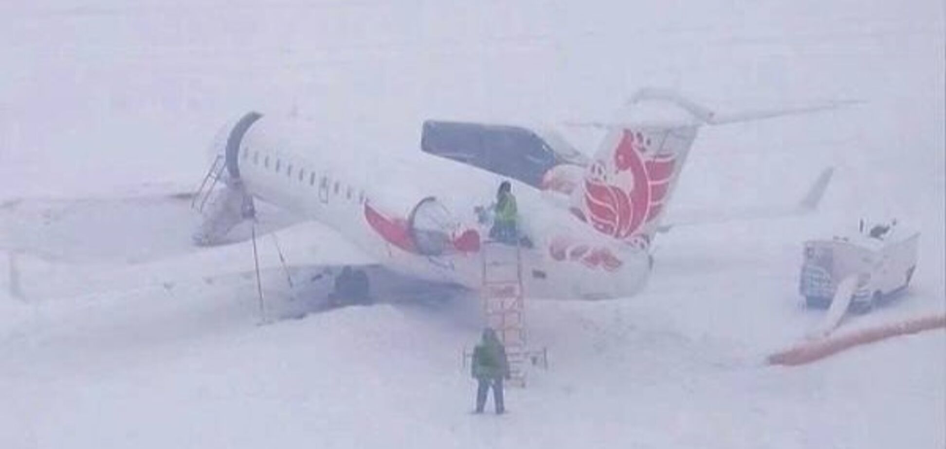 У Росії в аеропорту літак застряг у купі снігу. Фото