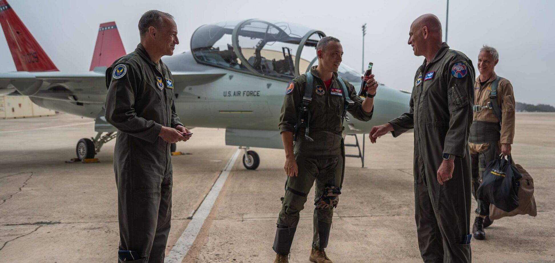 Мог производиться в Украине: в США сошел с конвейера первый самолет T-7A Red Hawk. Фото и видео