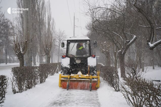 Сніг паралізував рух на дорогах, погода погіршується: Україна знову опинилася під владою стихії. Фото і відео