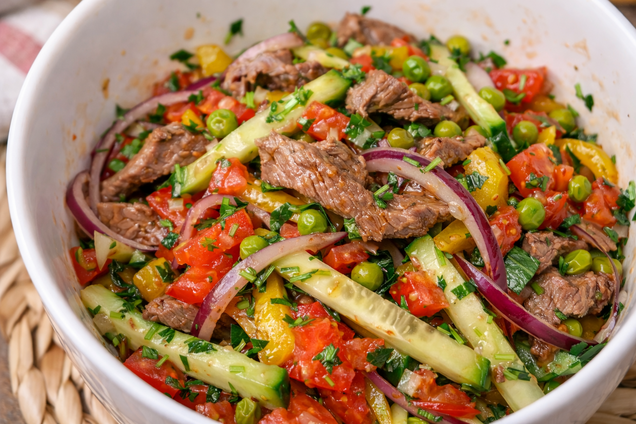 Яскравий салат з овочів та м'яса: готується без майонезу