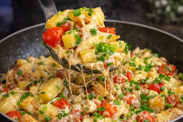 Жареный картофель с колбасками и сыром: делимся рецептом простого и сытного обеда