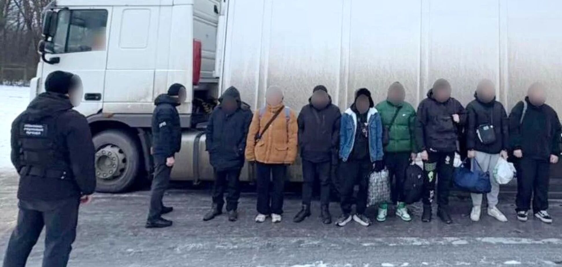 Пасажири між палетами з алкоголем: прикордонники викрили схему переправлення порушників за кордон. Відео