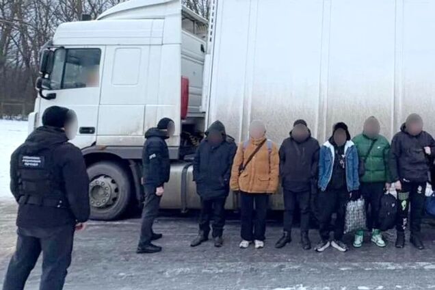 Пасажири між палетами з алкоголем: прикордонники викрили схему переправлення порушників за кордон. Відео