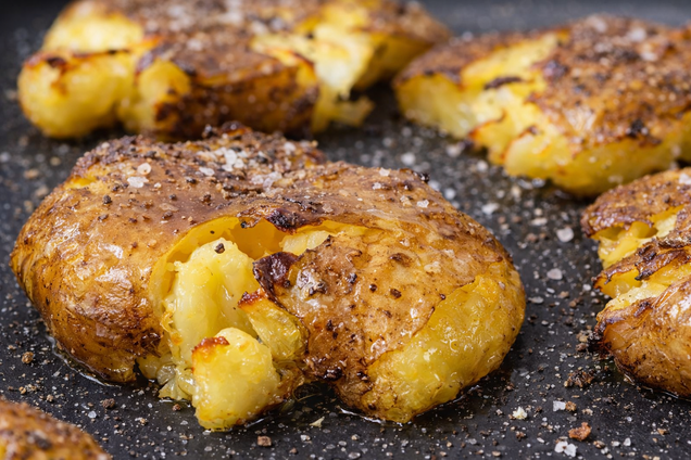 Смачна запечена картопля в шкірці: додайте зверху смачний соус