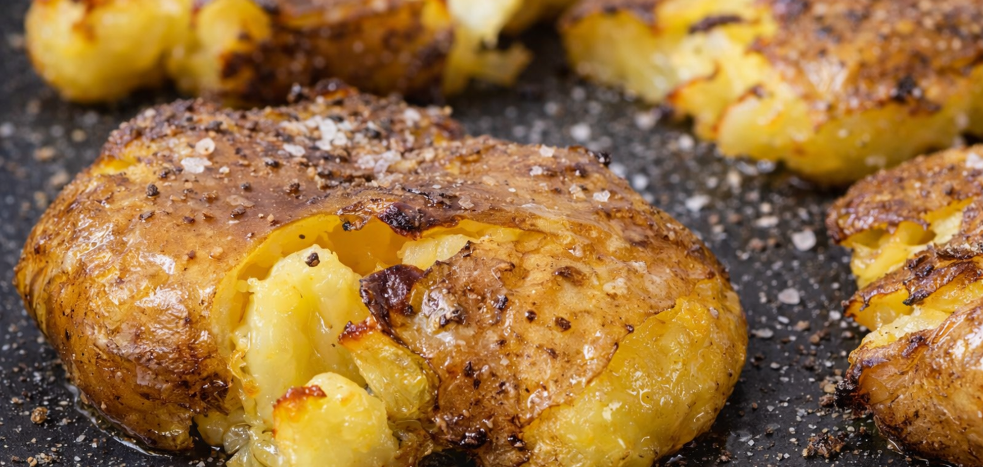 Смачна запечена картопля в шкірці: додайте зверху смачний соус