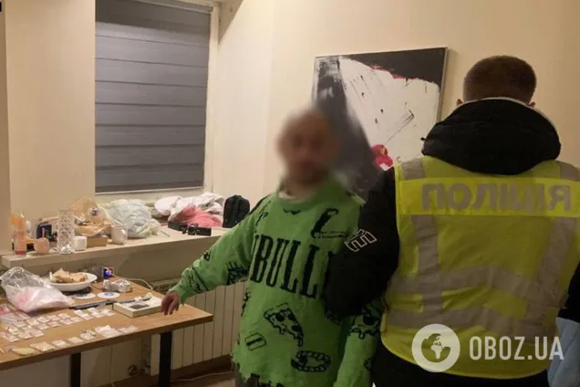 Прикрасив ялинку пакетиками із наркотиками: у Києві затримали іноземця, який розповсюджував заборонені речовини. Фото