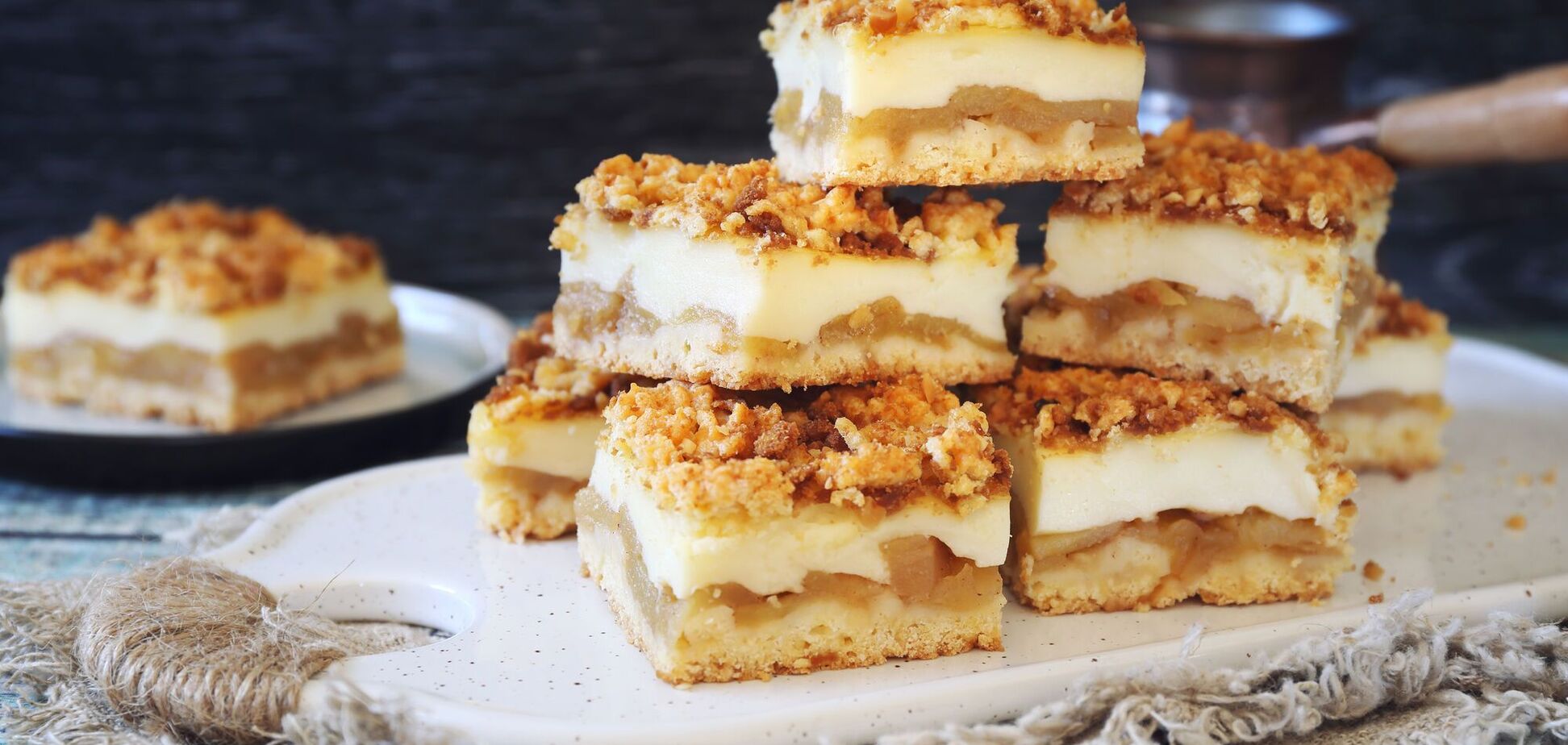 Смачний торт з яблуками до чаю: рецепт на пісочному тісті