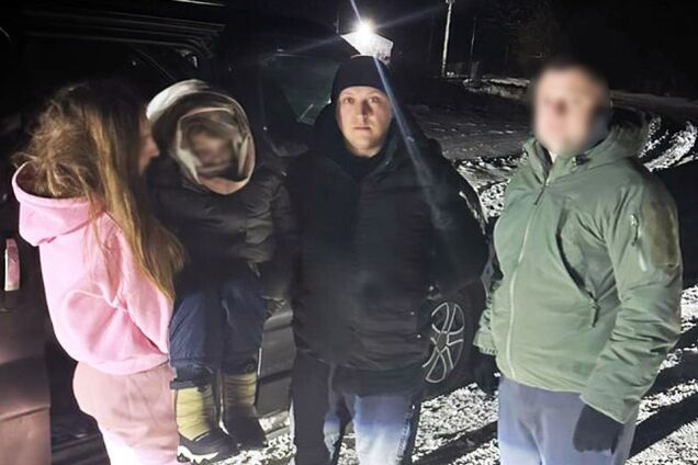 Поиски продолжались в сложных условиях: в Хмельницкой области разыскали 7-летнего мальчика, который едва не замерз в лесу. Фото