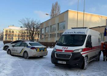 У Києві учень з ножем напав на вчительку і однокласника в школі: потерпілим надають допомогу