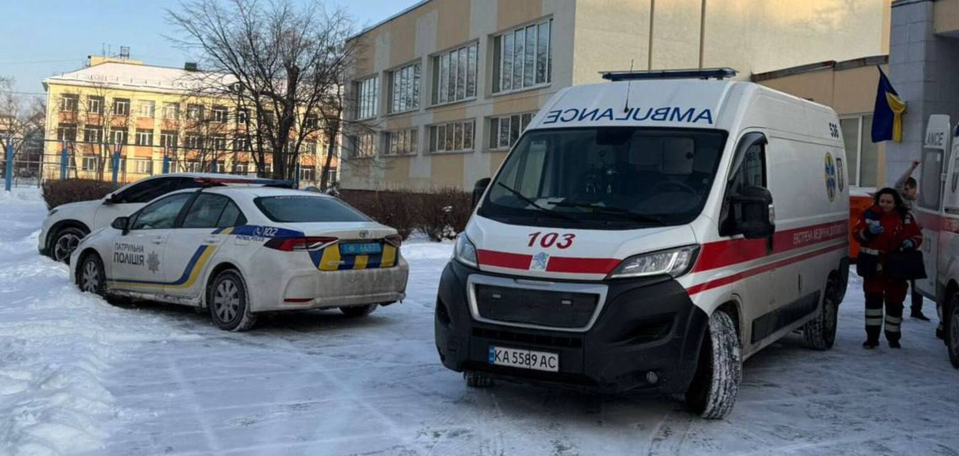 В Киеве ученик с ножом напал на учительницу и одноклассника в школе: пострадавшим оказывают помощь