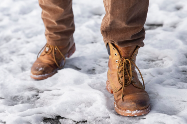 Где не стоит хранить обувь зимой: ценный совет