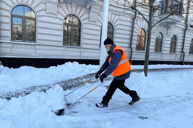 У Дніпрі понад 500 комунальників працюють над ліквідацією наслідків негоди