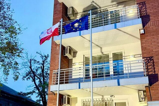 Вибиті вікна: в Одесі через атаку РФ пошкоджене генконсульство Польщі