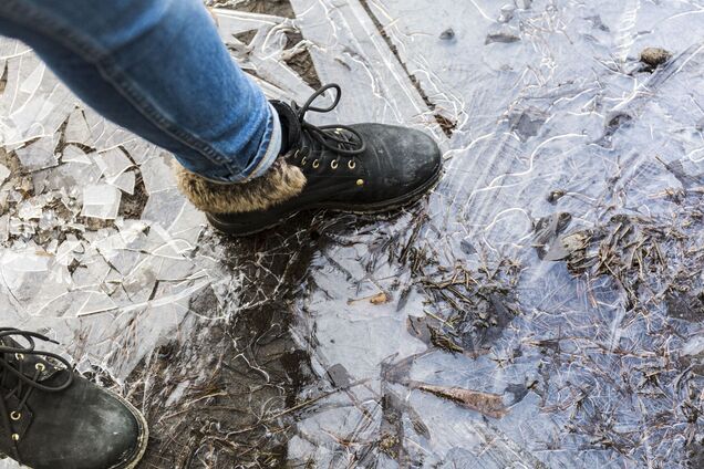 Как за считанные минуты сделать обувь полностью нескользящей: понадобятся две доступные в любом магазине вещи
