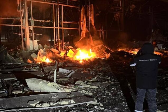 Росія ударом по передмістю Харкова вбила чотирьох людей, ще шестеро дістали поранення. Фото і відео