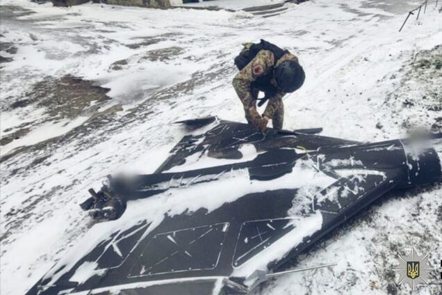 Загроза для людей: на Київщині знайшли бойову частину ворожого дрона. Фото
