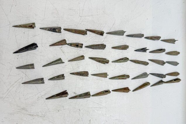 Из Украины хотели вывезти уникальную коллекцию монет и наконечников для стрел. Фото