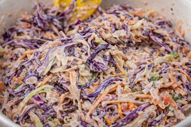 Смачний салат з білої та фіолетової капусти: заправляється майонезом