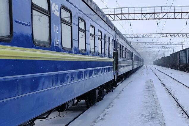 'Тримайтесь, ми з вами': 'Укрзалізниця' зупинила поїзд поза графіком заради хворої дівчинки
