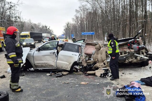 На Хмельниччині Jeep зіткнувся із автовозом: загинули чоловік і його 7-річний син, є постраждалі. Фото