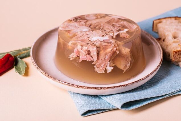 Прозорий та наваристий холодець з курки: ділимось покроковим рецептом