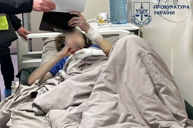 Замах на вбивство: київському підлітку, який напав з ножем на вчительку й однокласника, обрали запобіжний захід. Фото