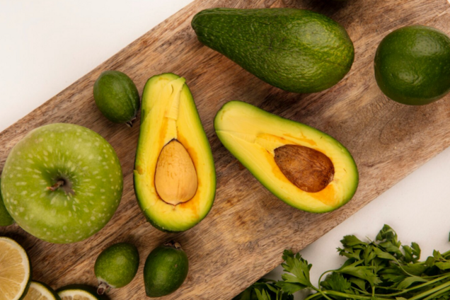 Тверде авокадо швидко дозріє, якщо покласти його біля одного фрукта: у чому секрет