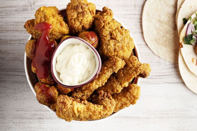 Хрусткі курячі стріпси замість звичних відбивних: знадобиться всього п'ять інгредієнтів