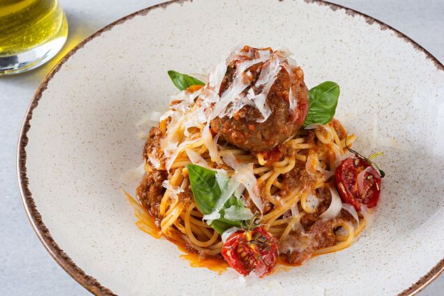 Изысканная паста с митболами для обеда: приготовьте вкусное блюдо из простых продуктов