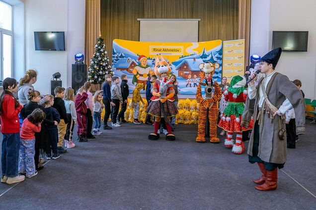 'Вони потребують щасливого дитинства': постраждалі від війни діти отримали новорічне привітання від Ріната Ахметова