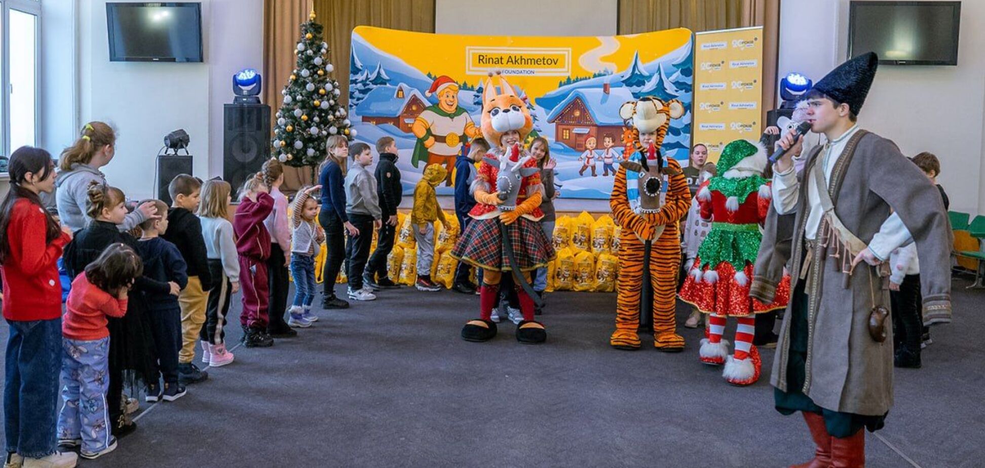 'Вони потребують щасливого дитинства': постраждалі від війни діти отримали новорічне привітання від Ріната Ахметова