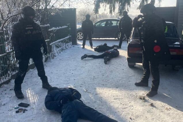 Побиття та шантаж дитиною: на Київщині затримали зловмисників, які вимагали у фермерки $130 тисяч. Фото та відео