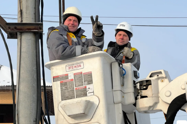 'Працюємо подекуди до першої ночі': енергетики ДТЕК цілодобово лагодять обладнання у Києві та області після обстрілів