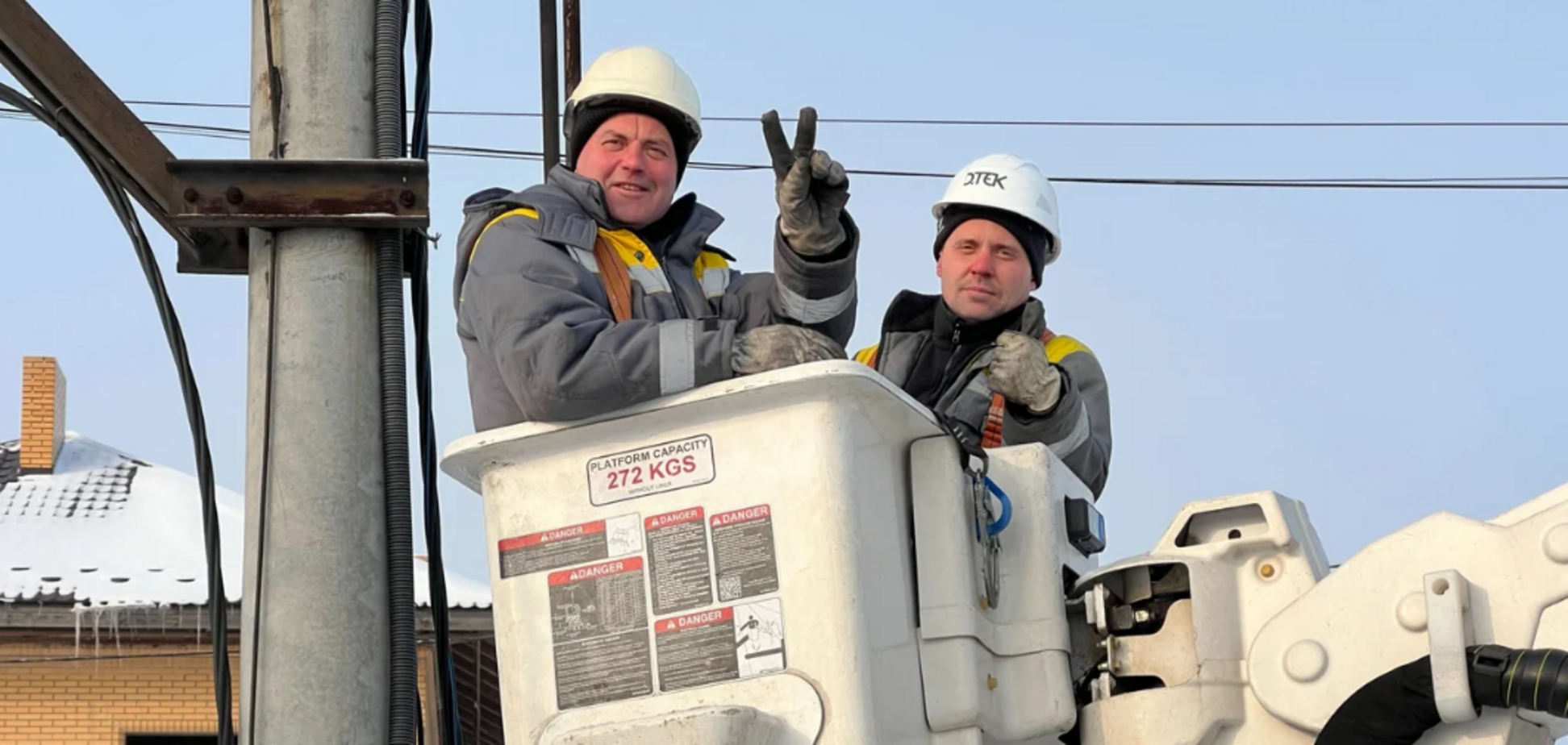 'Работаем иногда до часу ночи': энергетики ДТЭК круглосуточно чинят оборудование в Киеве и области после обстрелов