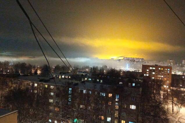 В подмосковном Воскресенске вспыхнул один из крупнейших в РФ химзаводов: россияне жалуются на першение в горле. Фото и видео