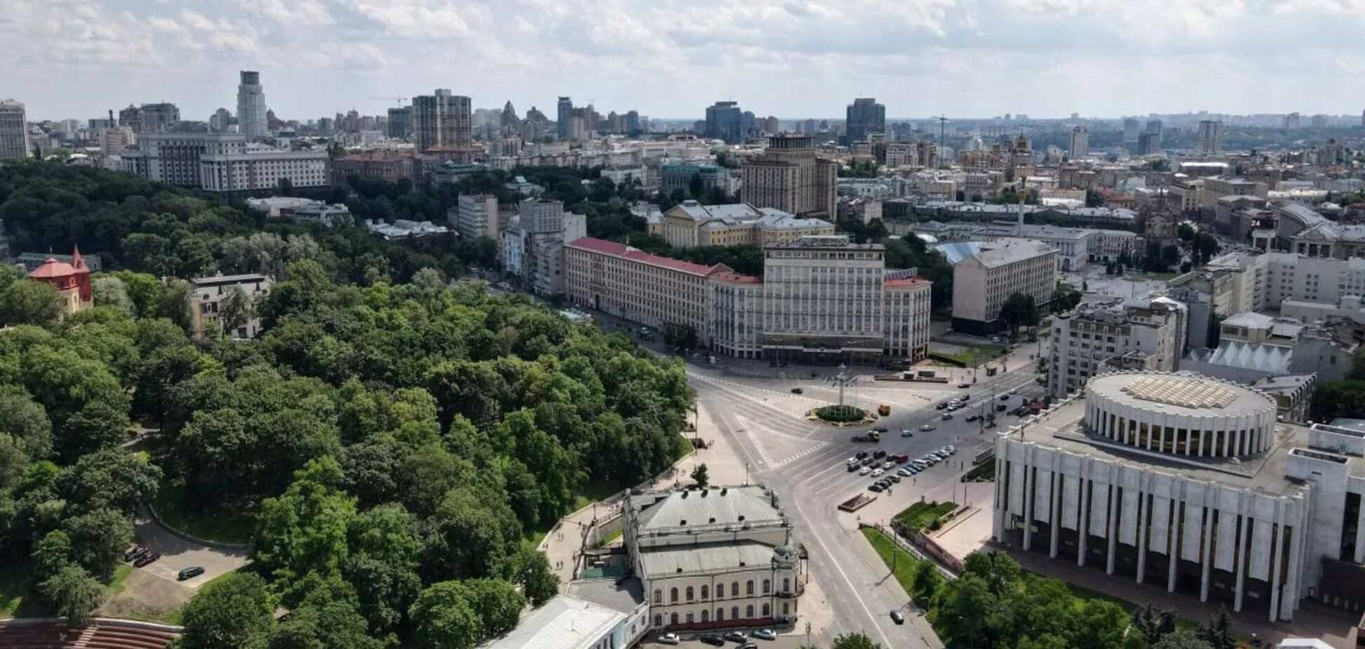 Без высоток и много зелени: центр Киева в 1982 году на картине известного украинского художника. Фото